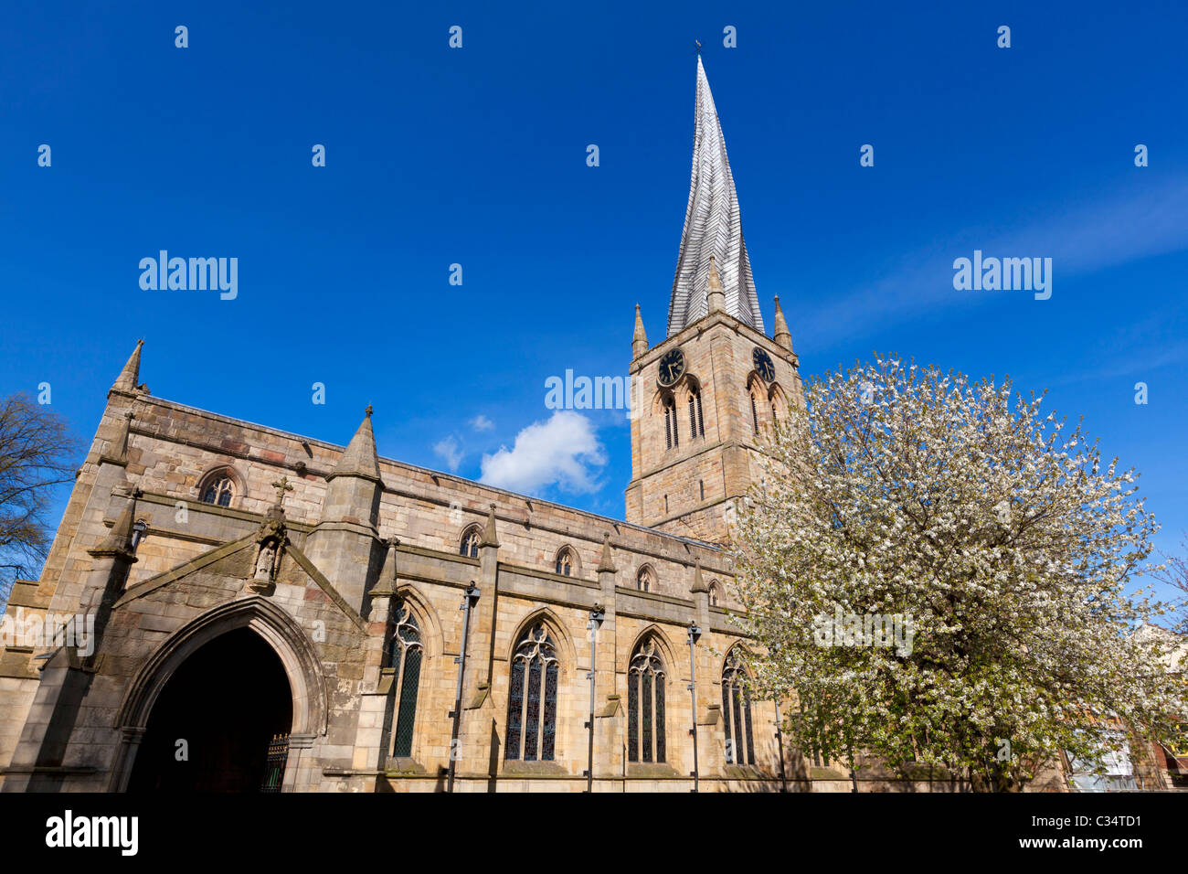 Chiesa di Santa Maria di Chesterfield con una famosa guglia ritorto Derbyshire Inghilterra GB UK EU Europe Foto Stock