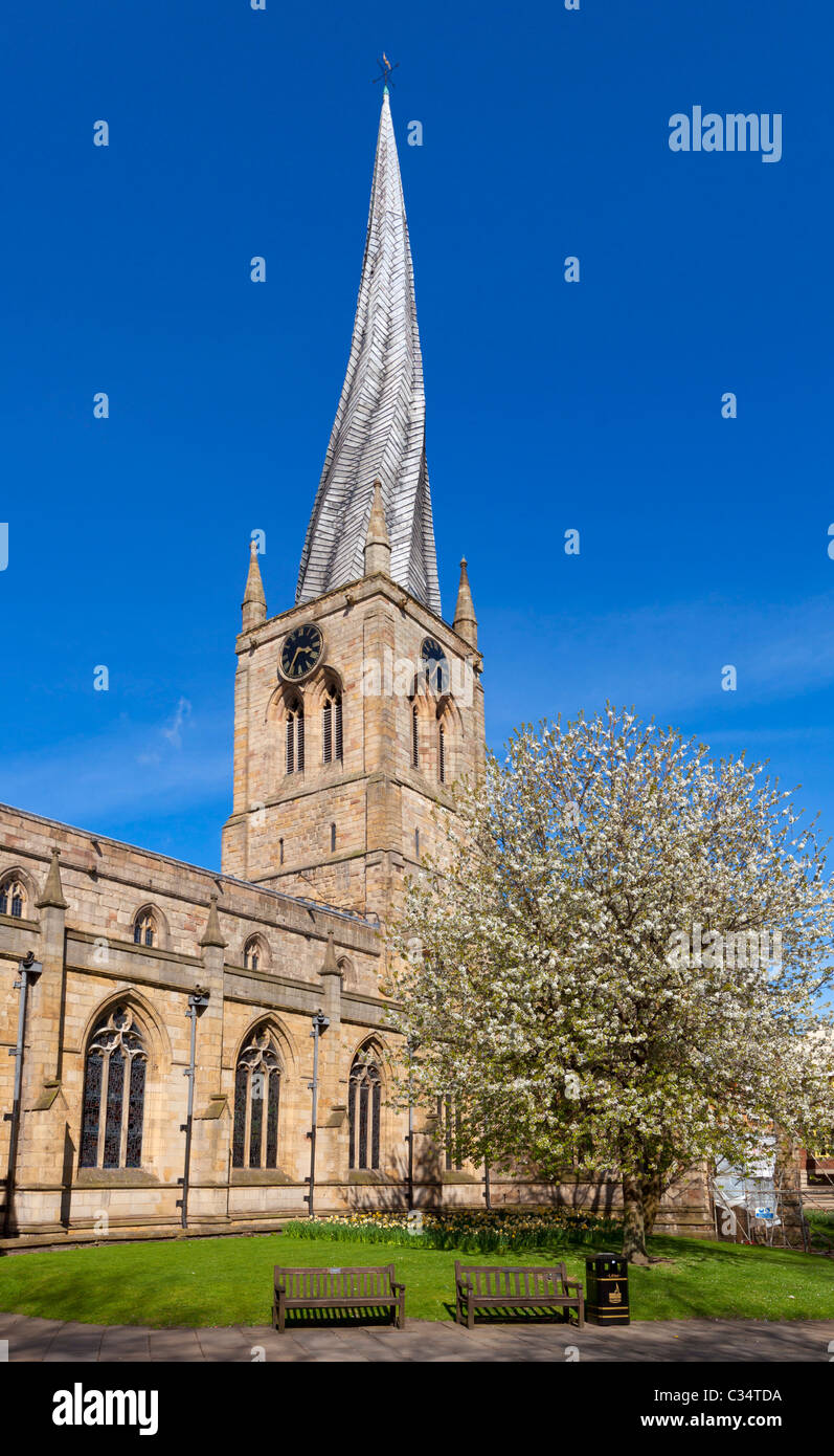 Chiesa di Santa Maria di Chesterfield con una famosa guglia ritorto Derbyshire Inghilterra GB UK EU Europe Foto Stock