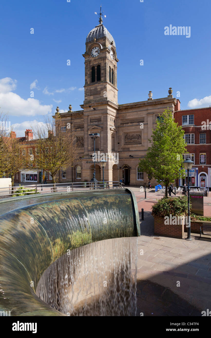 Derby Guildhall teatro e fontana Derby centro città Derbyshire Inghilterra Regno Unito GB Europa Foto Stock