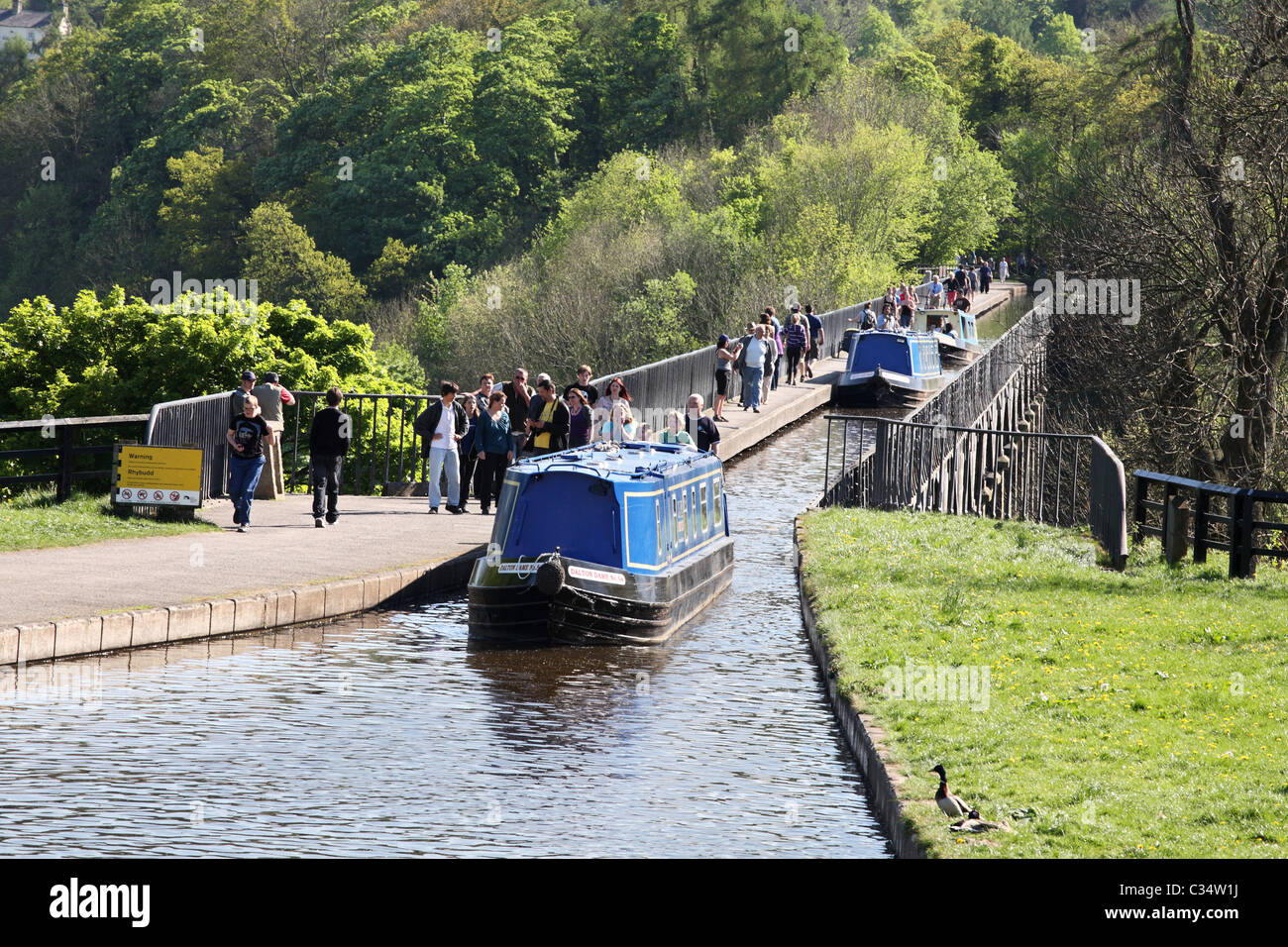 Restringere le barche che attraversano il Acquedotto Pontcysyllte a Llangollen, Wales, Regno Unito Foto Stock