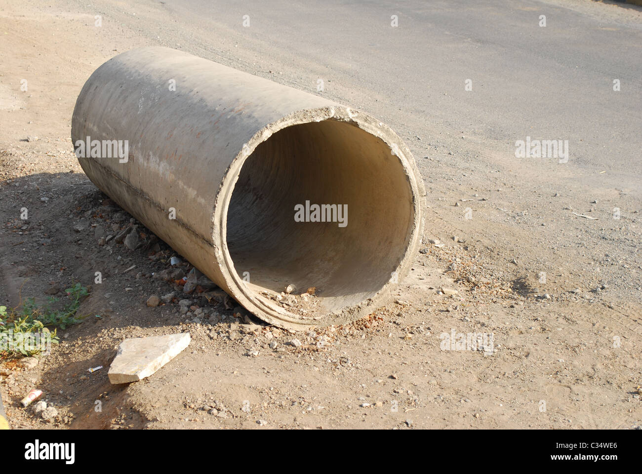 Drenaggio tubo di cemento sul lato strada Foto Stock