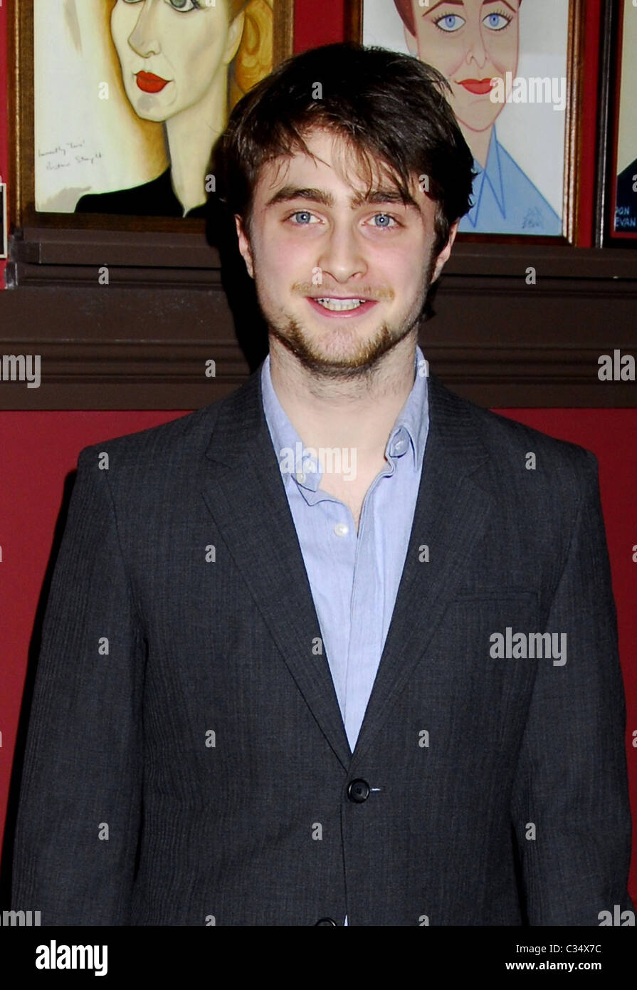 Daniel Radcliffe riceve il suo ritratto celebrando la sua performance in "Equus' su Broadway in Sardi a New York City, Stati Uniti d'America - Foto Stock