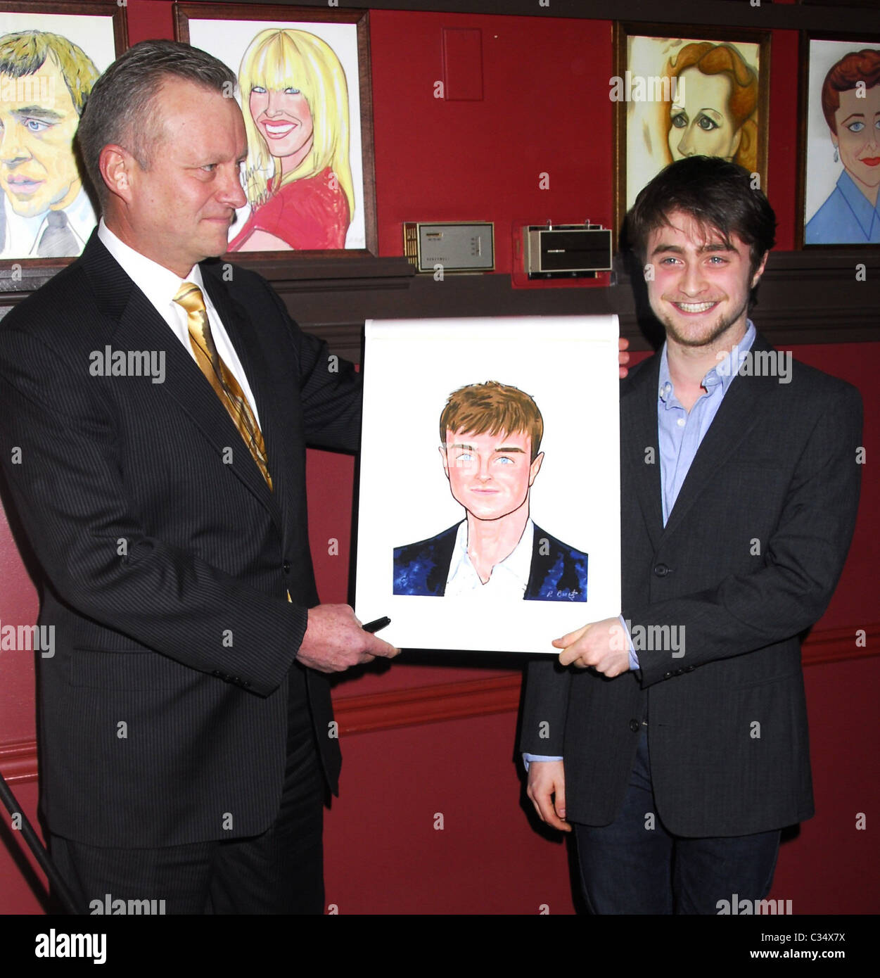 Daniel Radcliffe riceve il suo ritratto celebrando la sua performance in "Equus' su Broadway in Sardi a New York City, Stati Uniti d'America - Foto Stock