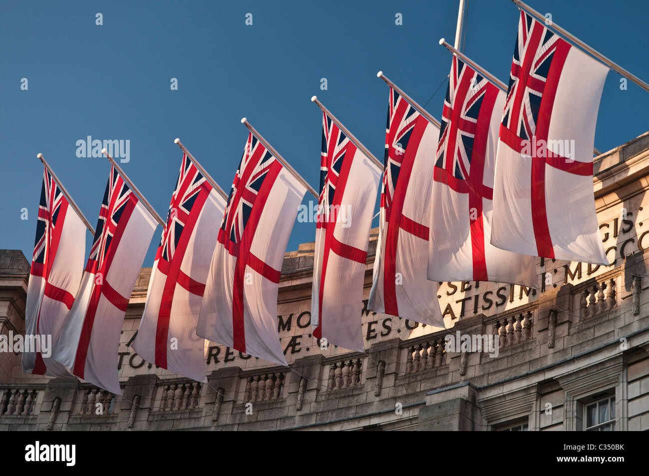 Alfiere bianco bandiere Admiralty Arch London REGNO UNITO Foto Stock