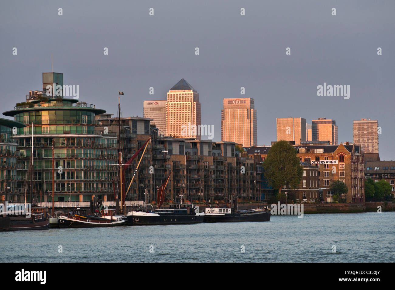 Vista Oliver's Wharf e Canary Wharf grattacieli Wapping London REGNO UNITO Foto Stock