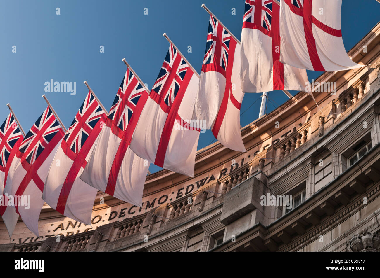 Alfiere bianco bandiere Admiralty Arch London REGNO UNITO Foto Stock