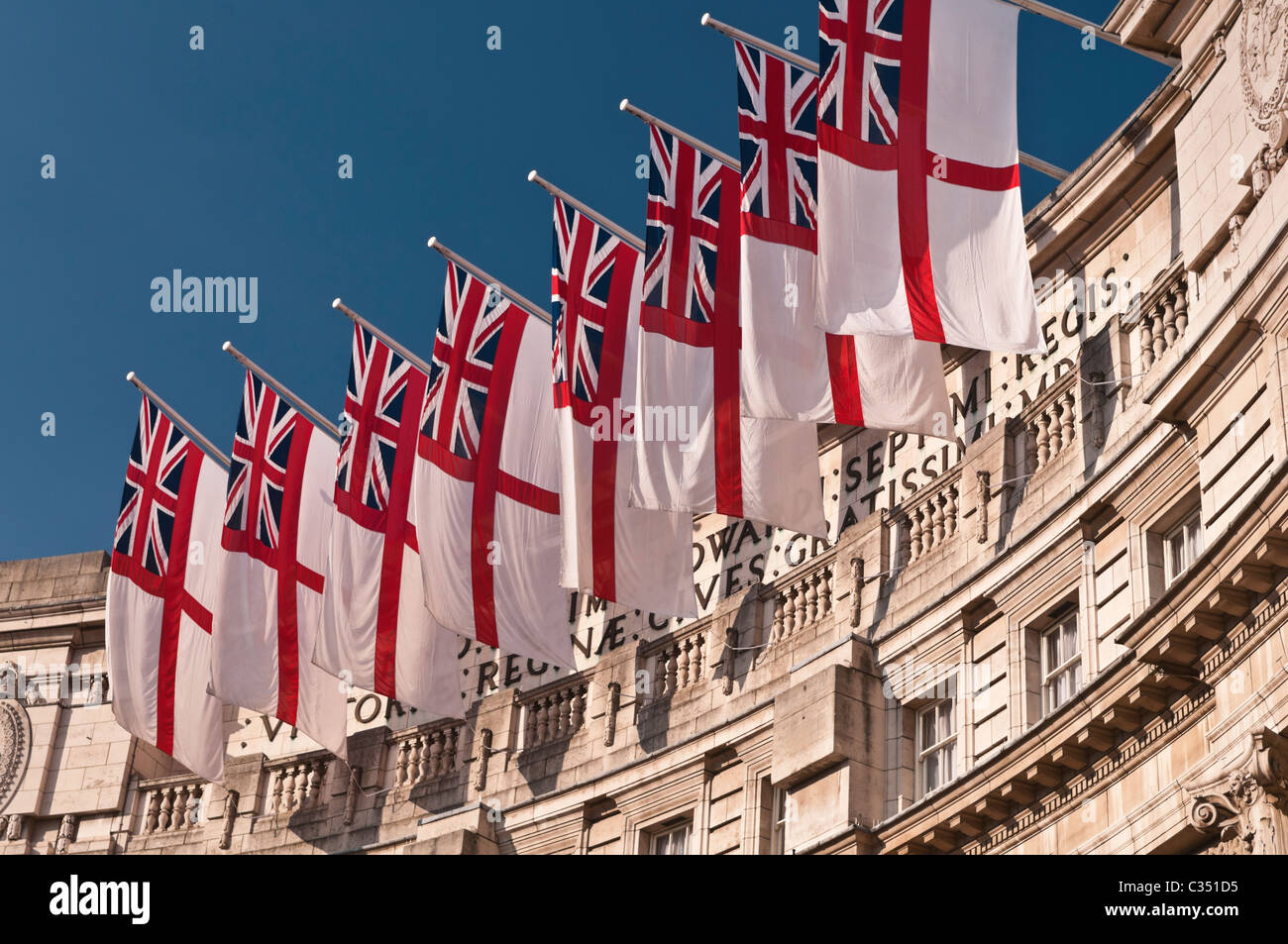 Alfiere bianco bandiere Admiralty Arch London REGNO UNITO Foto Stock
