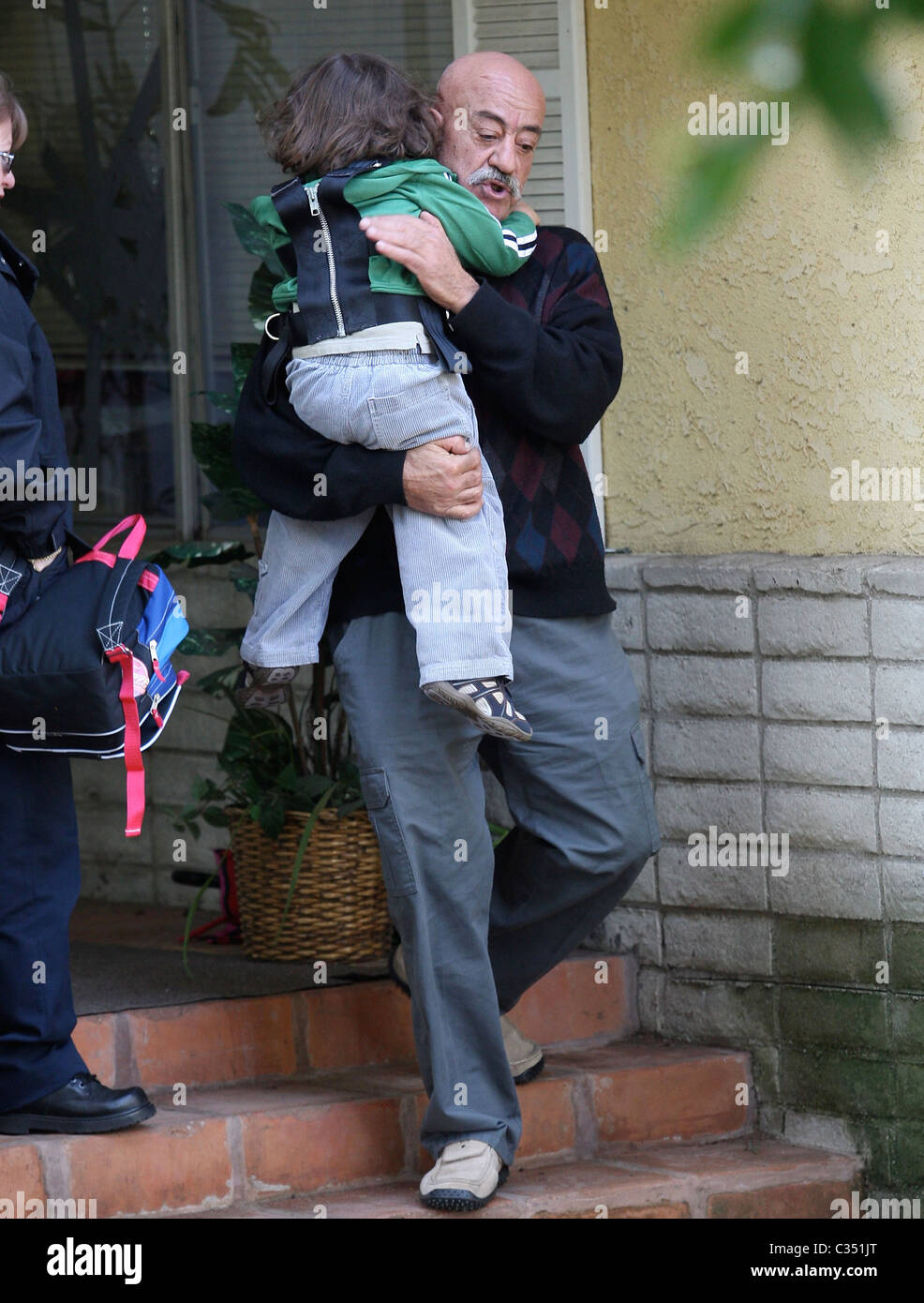 Ed Doud, padre di Nadya Suleman che ha dato nascita a octuplets, prende il suo nipote in un bus di scuola di Los Angeles, California - Foto Stock