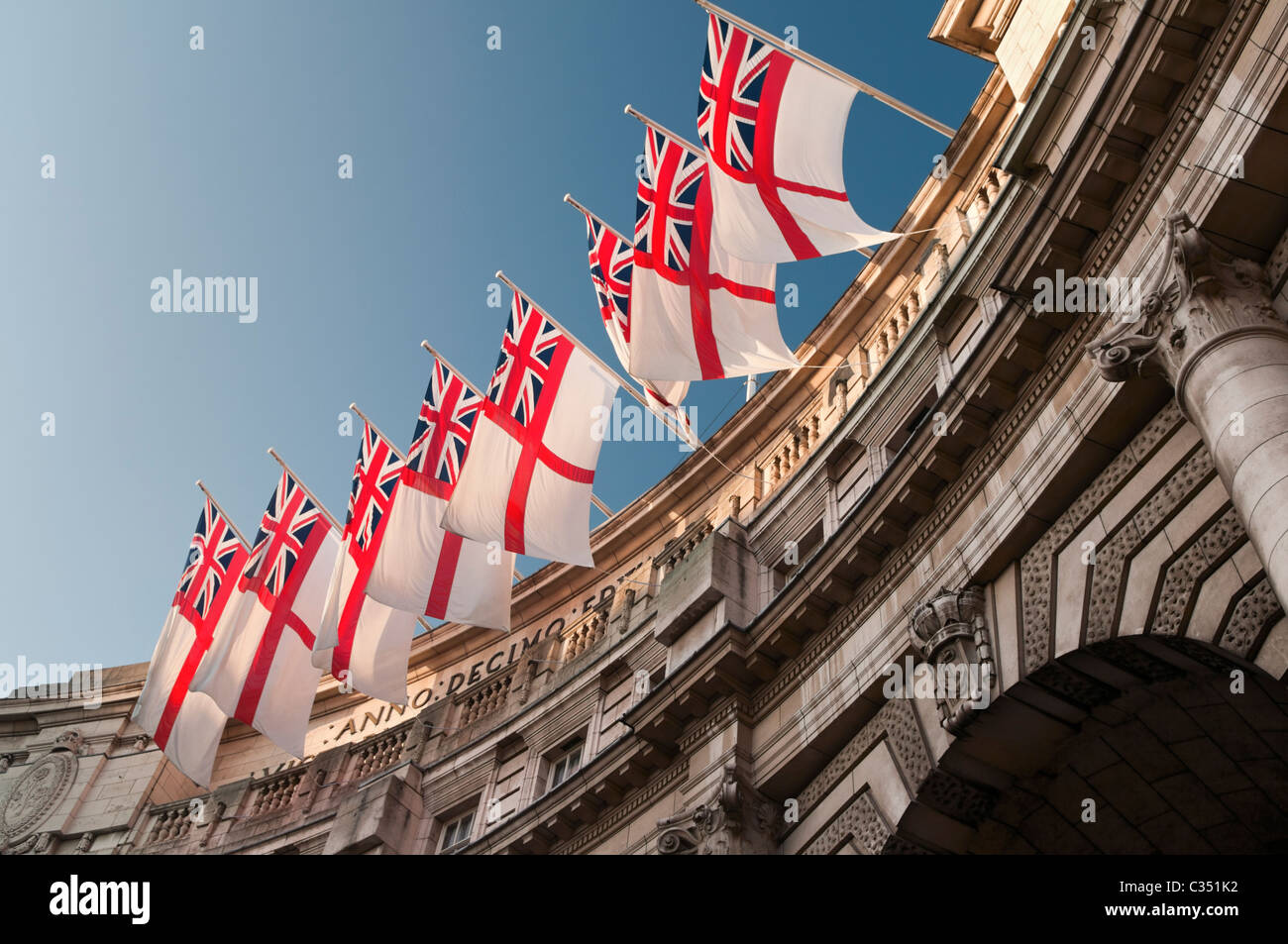 Alfiere bianco bandiere Admiralty Arch London REGNO UNITO Foto Stock