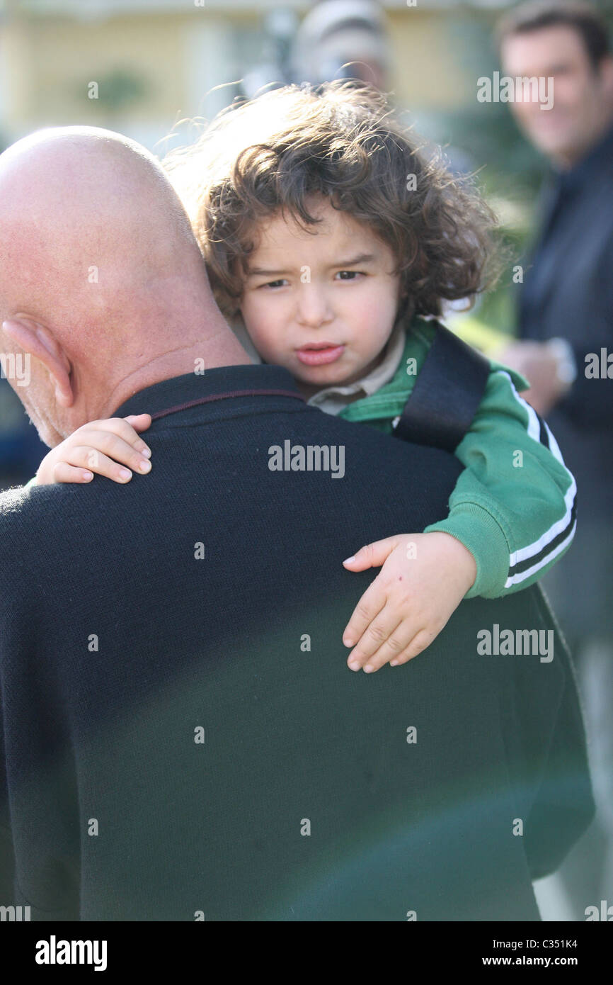 Ed Doud, padre di Nadya Suleman che ha dato nascita a octuplets, prende il suo nipote in un bus di scuola di Los Angeles, California - Foto Stock