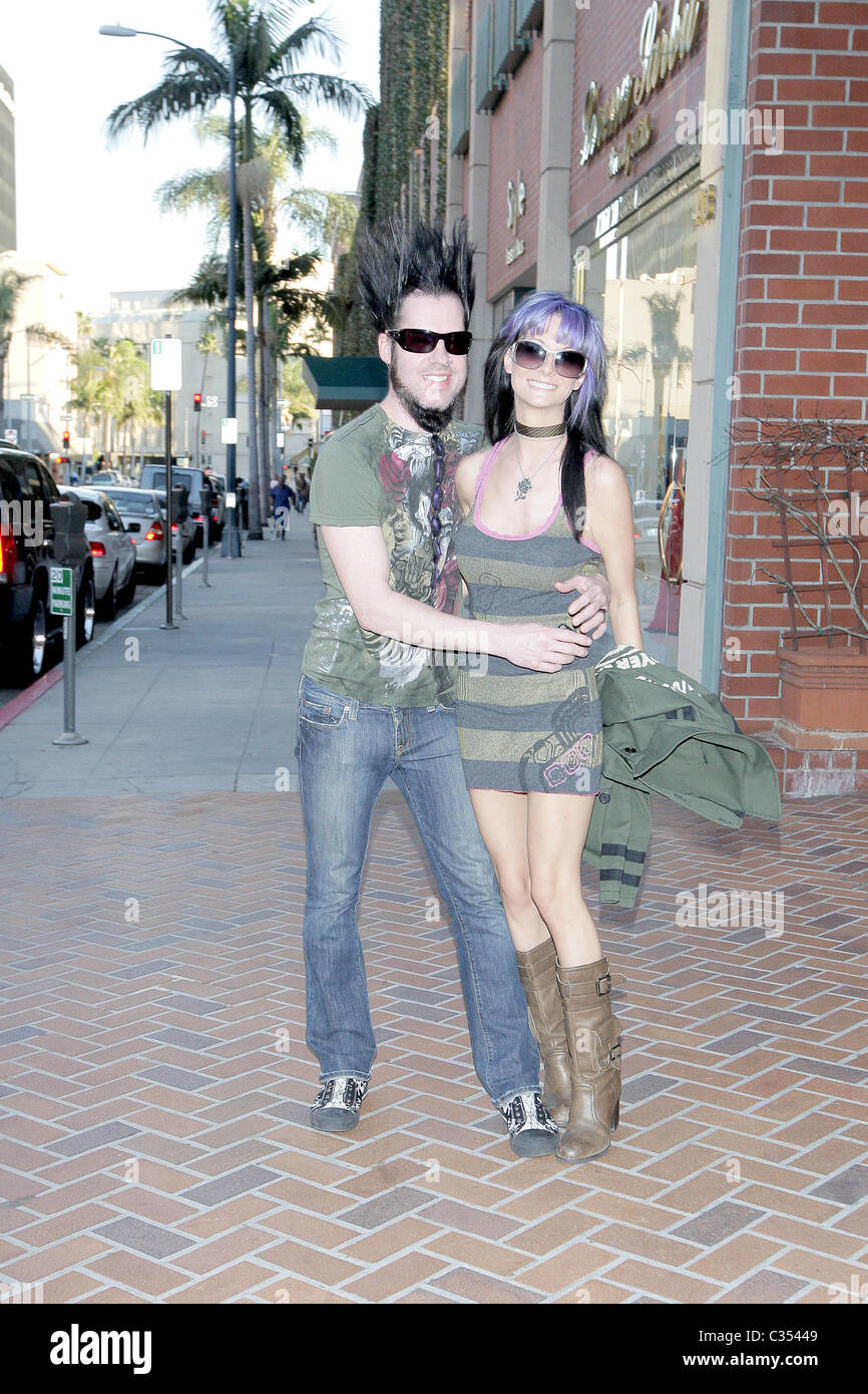Wayne Static dalla banda Static-X e la moglie di Tera Wray fuori e circa in Beverly Hills Los Angeles, California - 03.02.09 Foto Stock