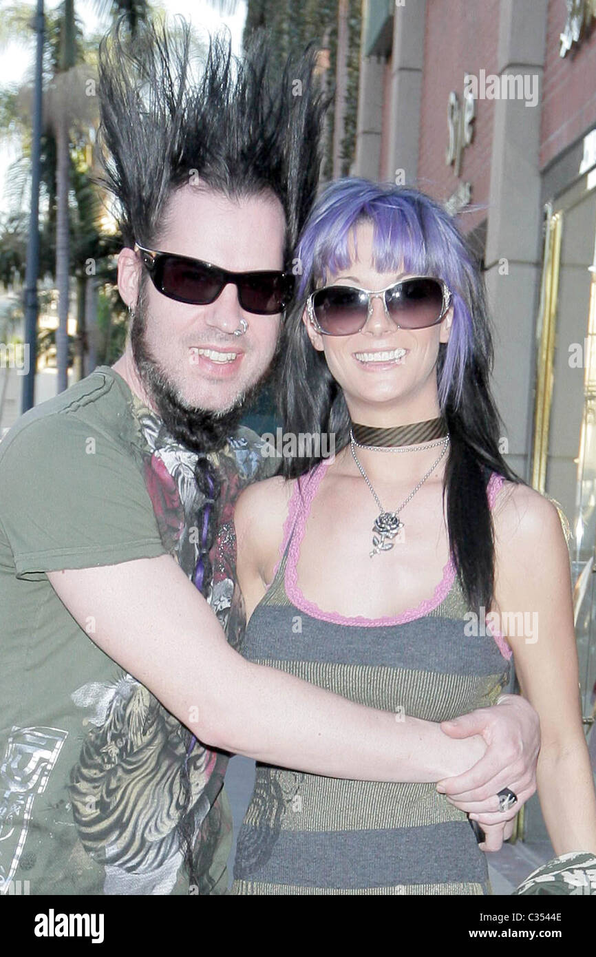 Wayne Static dalla banda Static-X e la moglie di Tera Wray fuori e circa in Beverly Hills Los Angeles, California - 03.02.09 Foto Stock