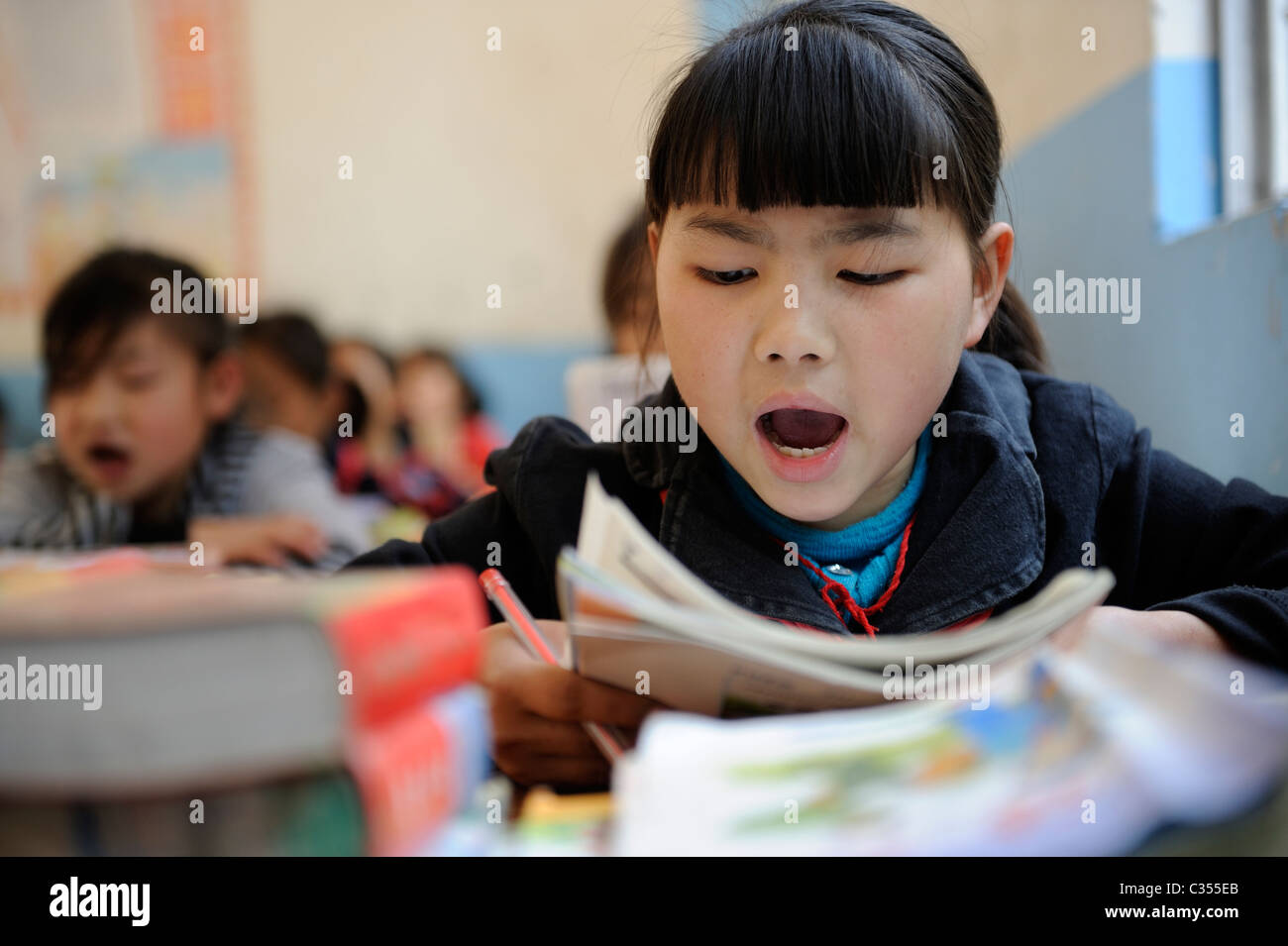 Cinese Scuola primaria agli studenti di frequentare la classe nella campagna remota nella contea di Duan, Guangxi, Cina. 20-Apr-2011 Foto Stock