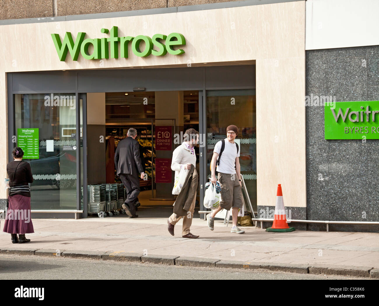 I clienti al di fuori dell'entrata frontale del supermarket Waitrose in Byres Road nel West End di Glasgow. Foto Stock