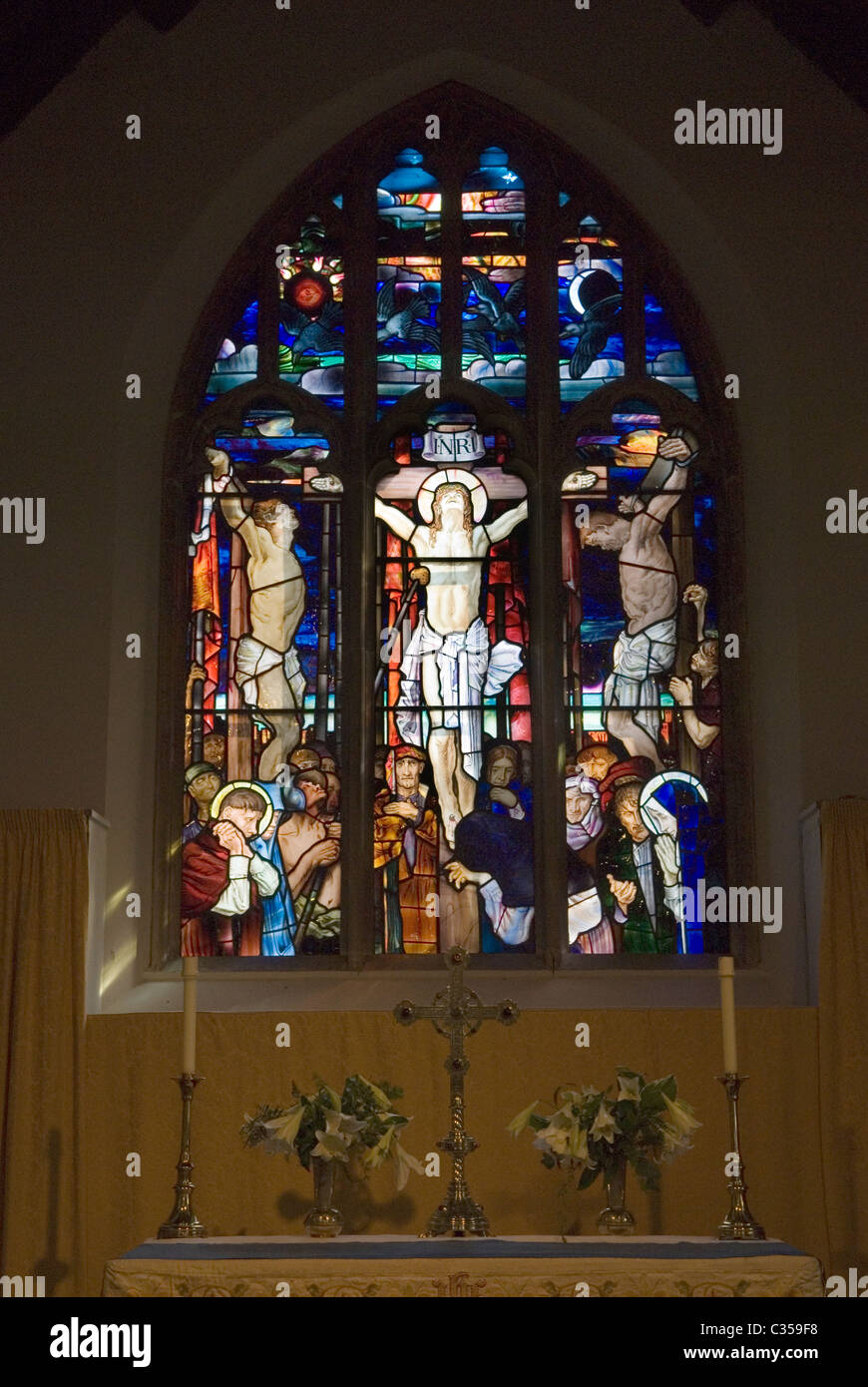 Bucklebury Berkshire Regno Unito. Chiesa di Santa Maria Vergine. Vetrata della Crocifissione di Sir Frank Brangwyn 2010s, 2011 HOMER SYKES Foto Stock