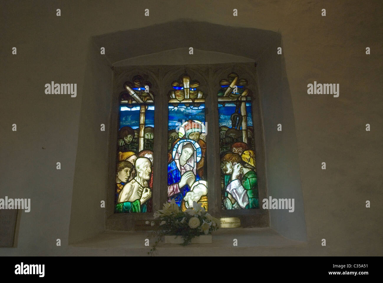 Bucklebury Berkshire Regno Unito. Chiesa di Santa Maria Vergine. Vetrata della Natività di Sir Frank Brangwyn 2010s, 2011 HOMER SYKES Foto Stock