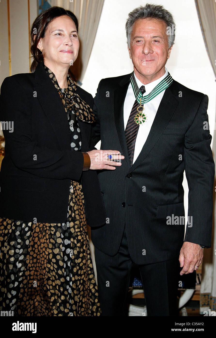 Attore Dustin Hoffman e sua moglie Lisa Gottsegen Dustin Hoffman è onorato con il titolo di Commendatore delle Arti e delle lettere Foto Stock