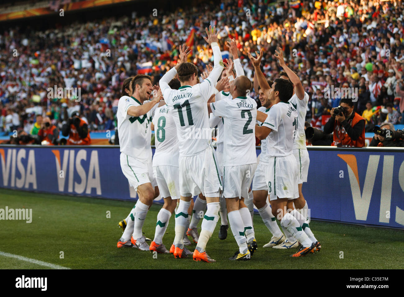 I giocatori sloveno celebrare dopo un goal contro gli Stati Uniti durante la Coppa del Mondo FIFA 2010 partita di calcio di giugno 18. Foto Stock