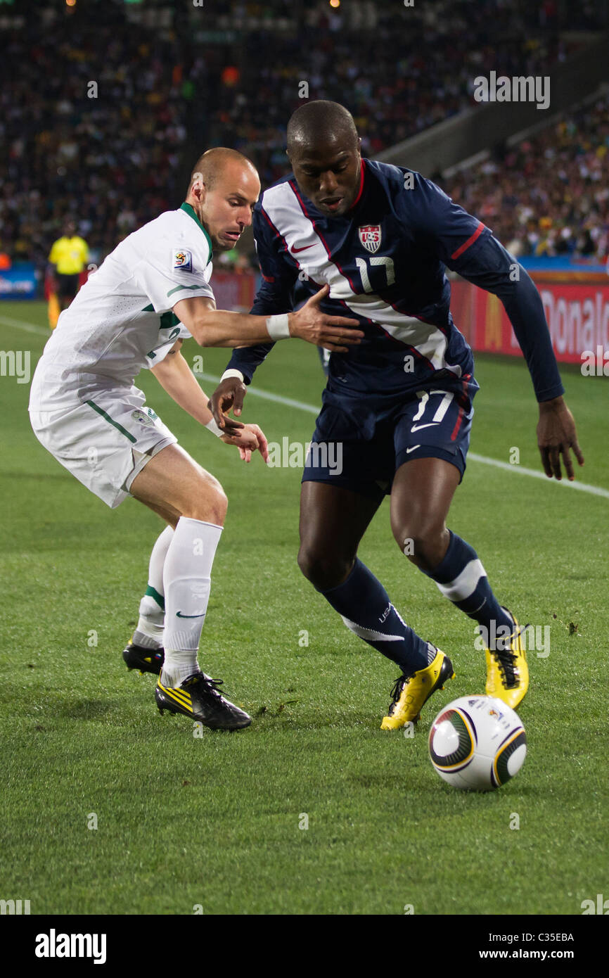 Miso BRECKO di Slovenia (l) difende contro Jozy Altidore degli Stati Uniti (r) durante la Coppa del Mondo FIFA 2010 partita di calcio. Foto Stock