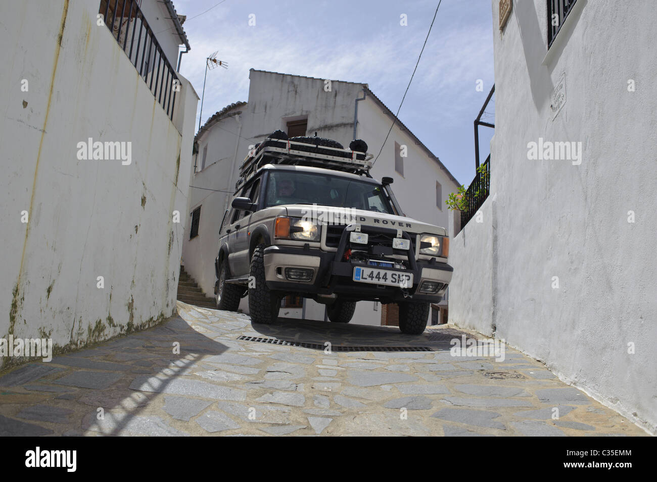 Land Rover la bordatura attraverso le strette vie Parauta vicino Rhonda spagna. Foto Stock