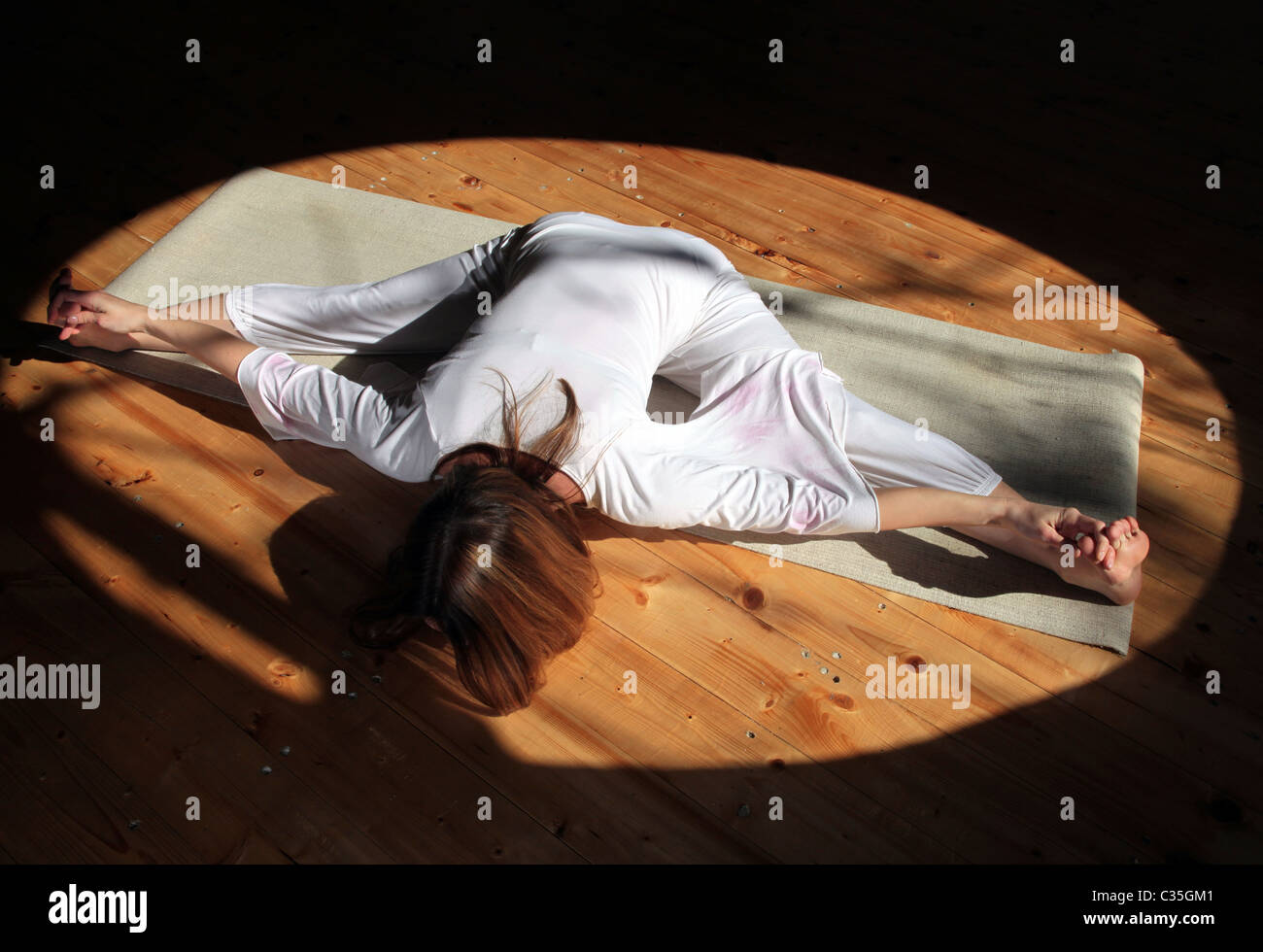 Donna durante esercizi yoga a yoga postura del corpo Foto Stock