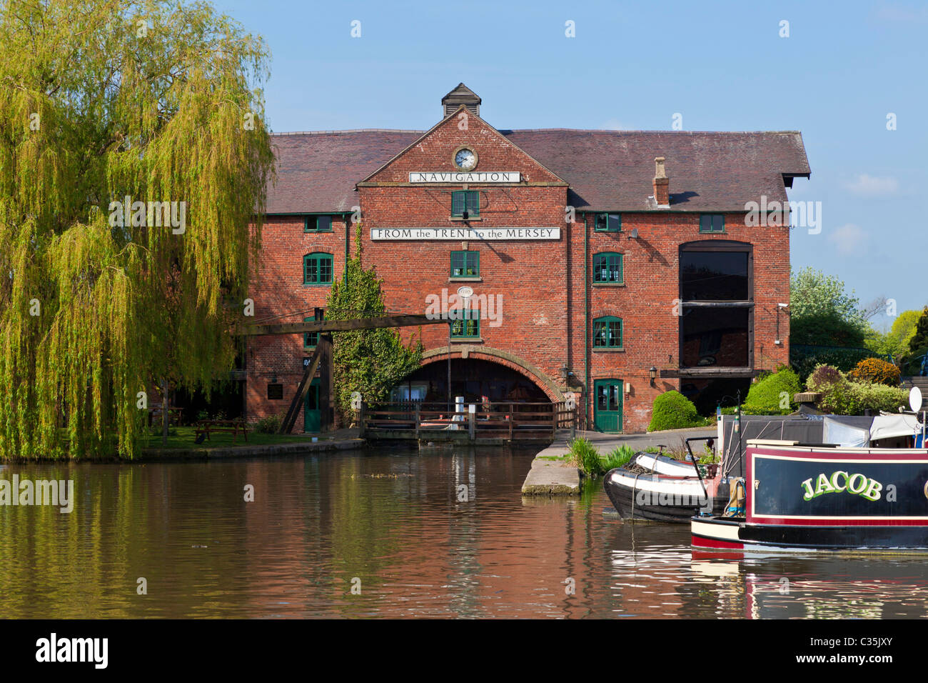 Il magazzino di Clock un public house e ristorante a Shardlow Derbyshire sui Trent e Mersey canal Inghilterra GB UK EU Europe Foto Stock