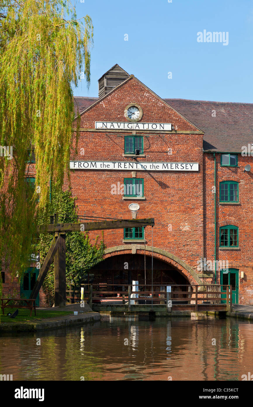 Il magazzino di Clock un public house e ristorante a Shardlow Derbyshire sui Trent e Mersey canal Inghilterra GB UK EU Europe Foto Stock