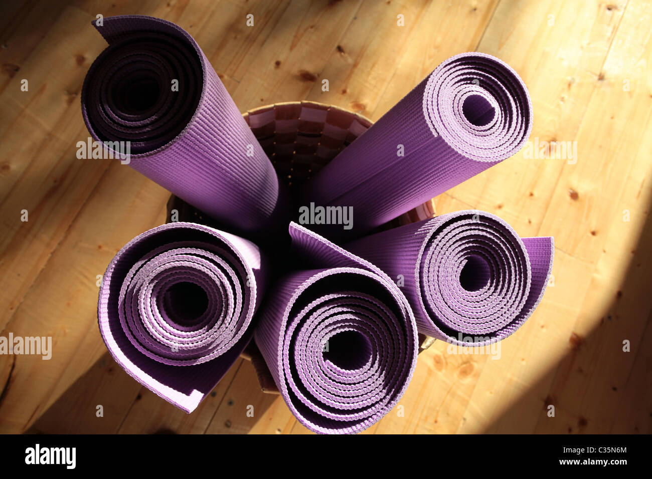 Viola stuoie atletica laminato e posto all'interno di un cestello sparare sotto una forte luce del sole e ombre Foto Stock