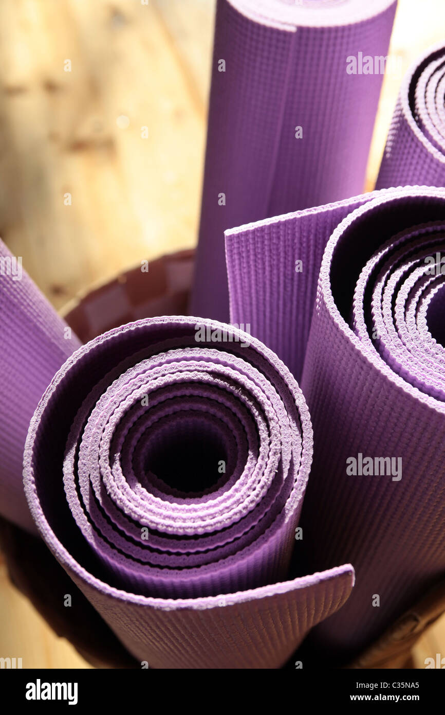 Viola stuoie atletica laminato e posto all'interno di un cestello sparare sotto una forte luce del sole e ombre Foto Stock