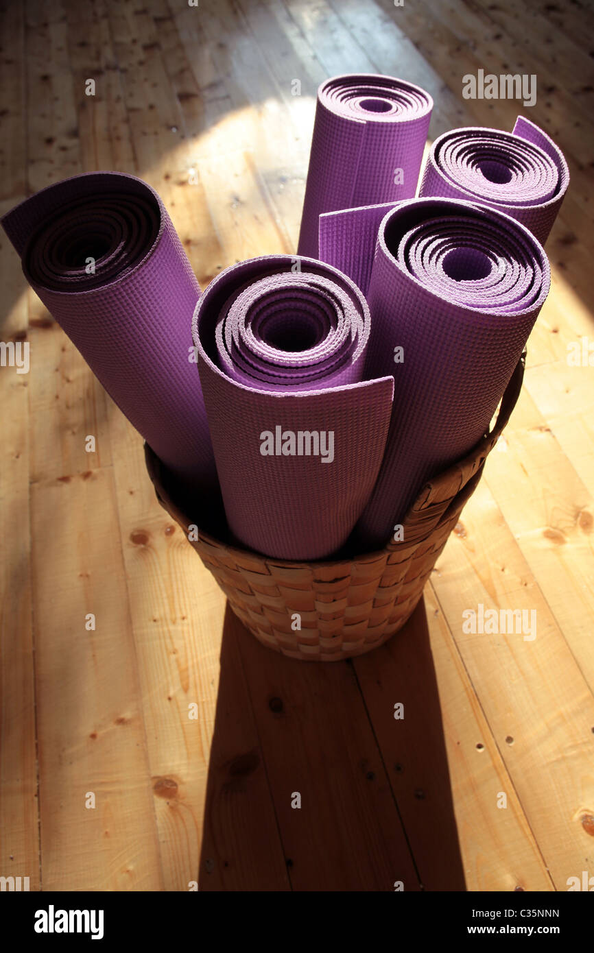 Viola stuoie atletica laminato e posto all'interno di un cestello sparare sotto una forte luce del sole e ombre Foto Stock