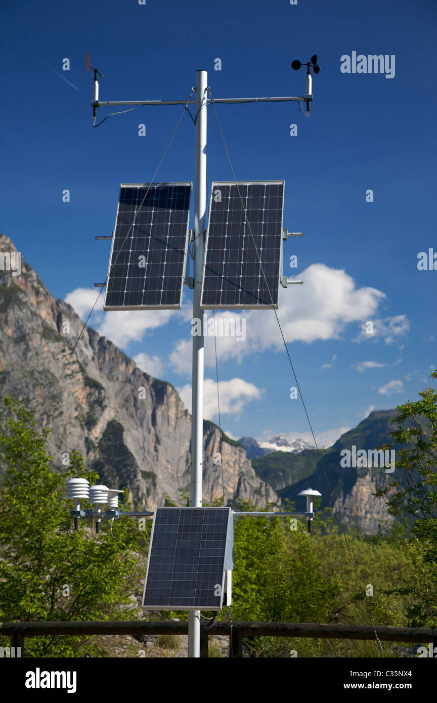 Stazione meteo con pannelli solari, il biotopo delle Marocche di Dro, Valle  dei Laghi, Trentino Alto Adige, Italia, Europa Foto stock - Alamy
