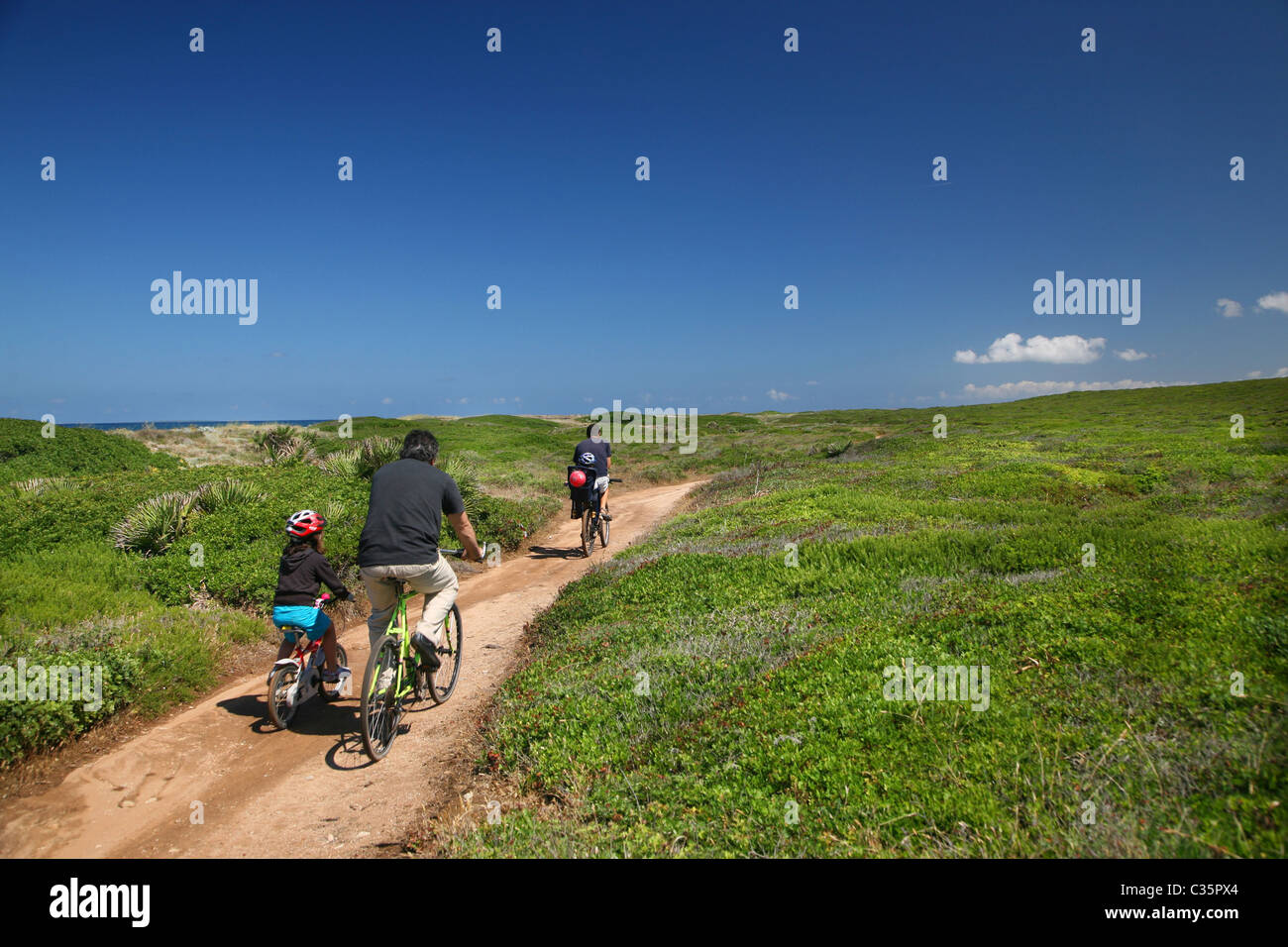 Escursioni in bicicletta in una zona protetta di Torre Seu, la penisola del Sinis, Sardegna, Italia, Europa Foto Stock