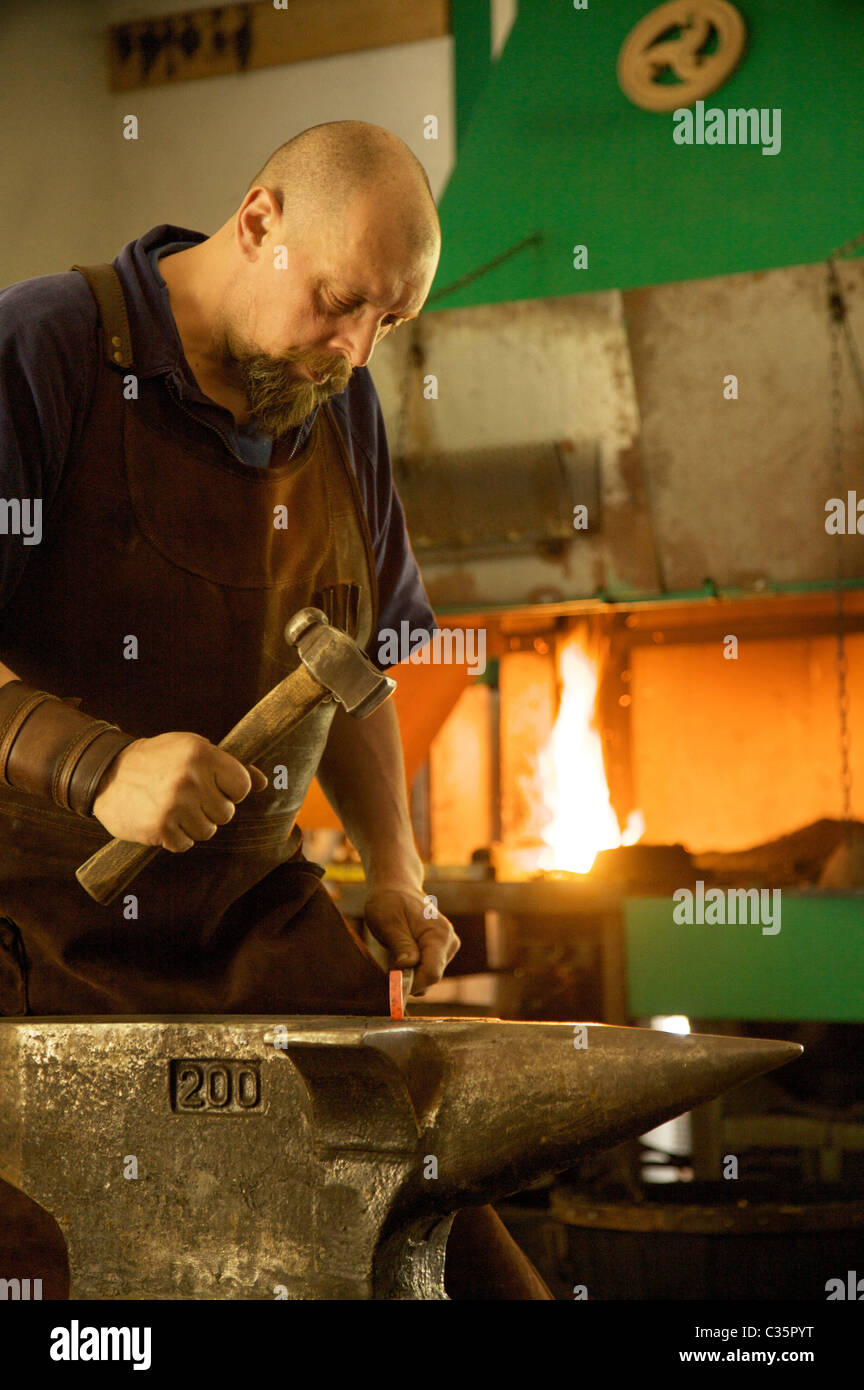 Fabbro Andrea Iori al lavoro nel suo forge Maso Stralleri, Roncegno Terme in Valsugana, Trentino Alto Adige, Italia, Europa Foto Stock