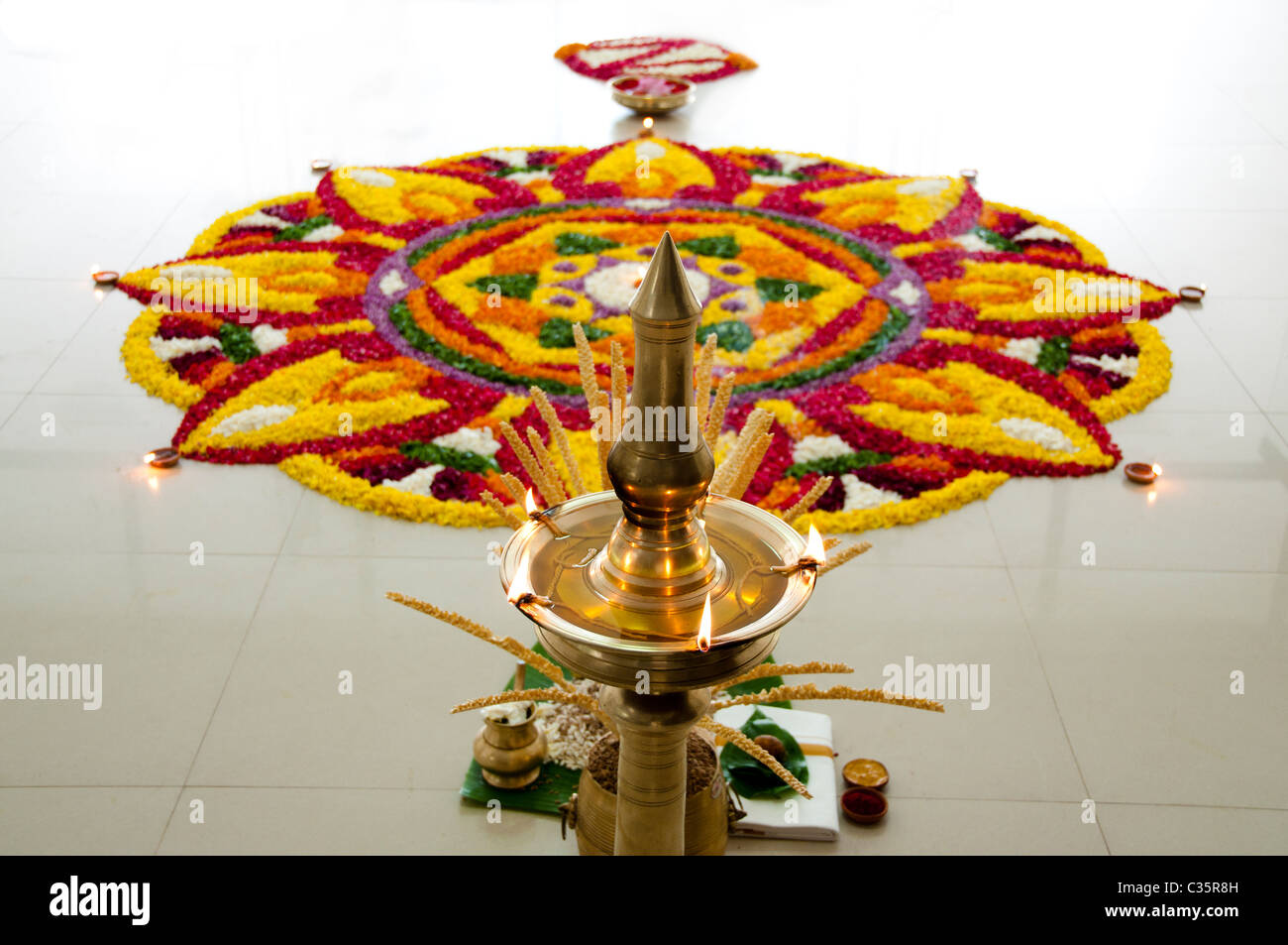 Festival di Onam decorazioni di fiori Foto Stock