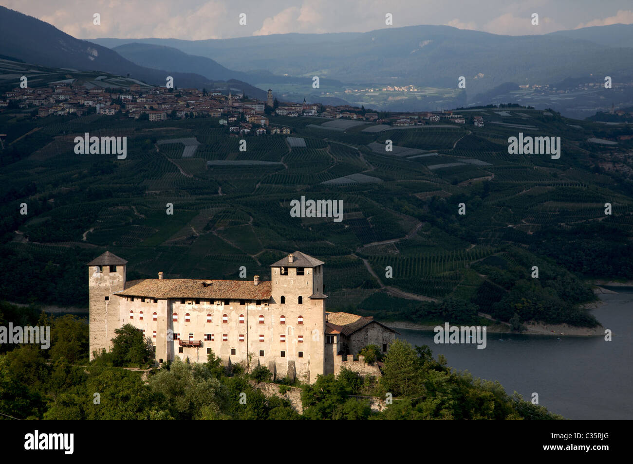 Il castello di Cles, in background Romeno village, Santa Giustina lago, Val di Non, in Trentino Alto Adige, Italia, Europa Foto Stock