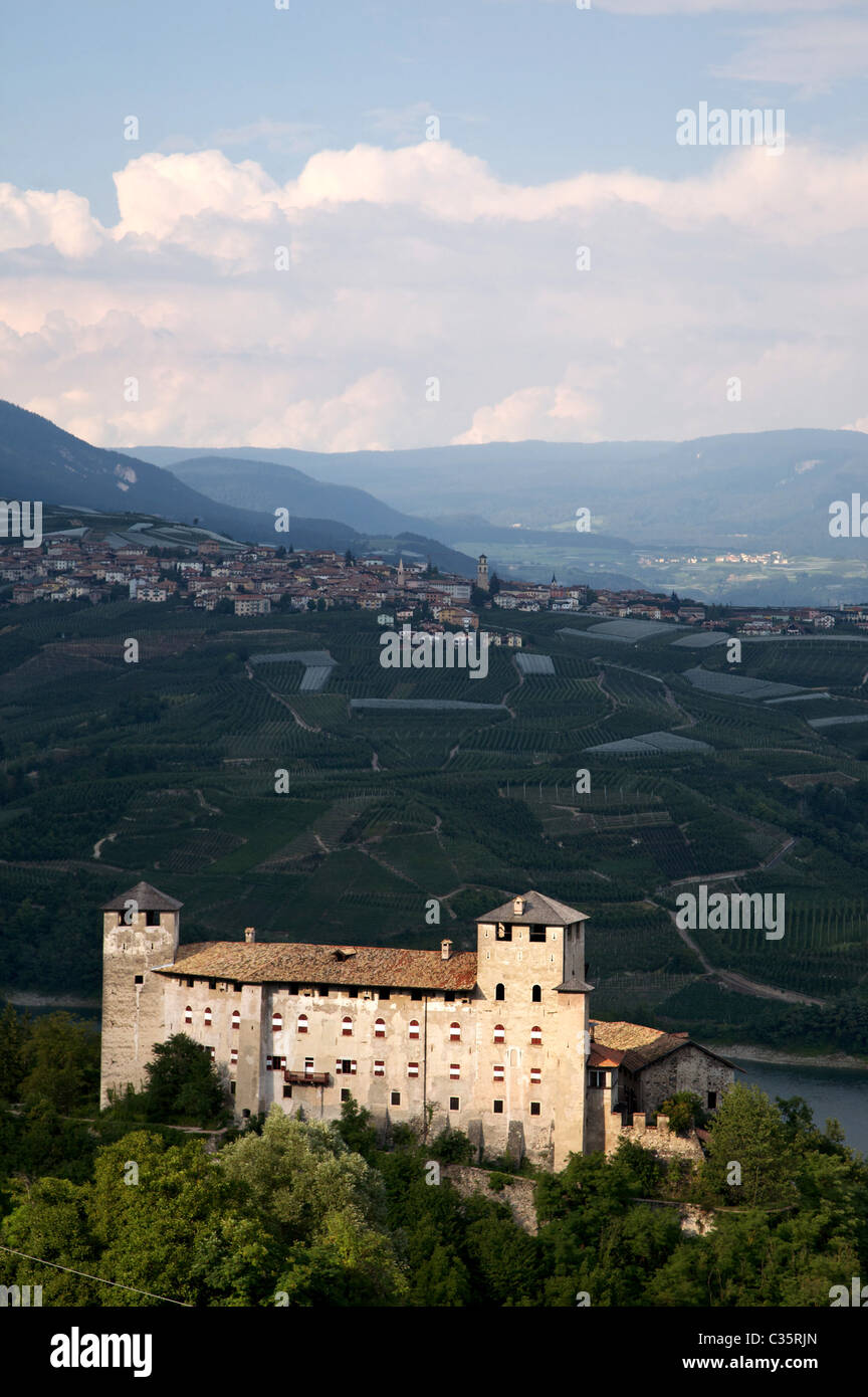 Il castello di Cles, in background Romeno village, Santa Giustina lago, Val di Non, in Trentino Alto Adige, Italia, Europa Foto Stock