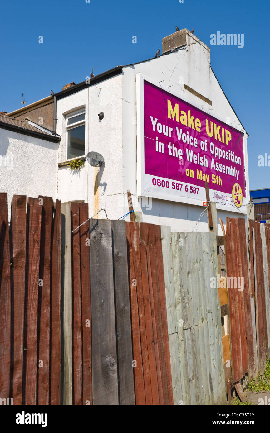 La pubblicità tramite Affissioni PRIMESIGHT sulla parete laterale del sito casa 48 fogli poster pubblicitario per il UKIP partito politico in Welsh Assembly elezioni Foto Stock