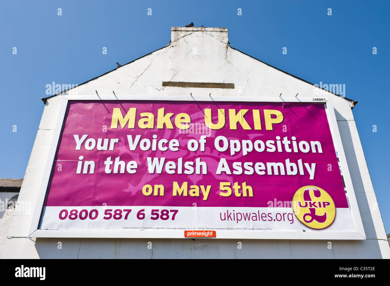 La pubblicità tramite Affissioni PRIMESIGHT sulla parete laterale del sito casa annuncio pubblicitario per il UKIP partito politico in Welsh Assembly elezioni Foto Stock