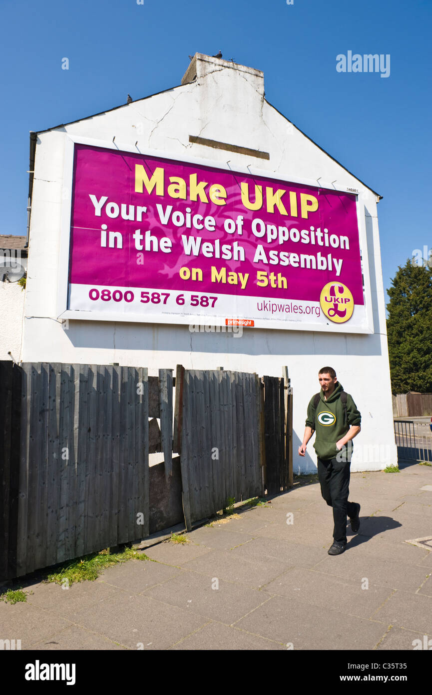 La pubblicità tramite Affissioni PRIMESIGHT sulla parete laterale del sito casa annuncio pubblicitario per il UKIP partito politico in Welsh Assembly elezioni Foto Stock