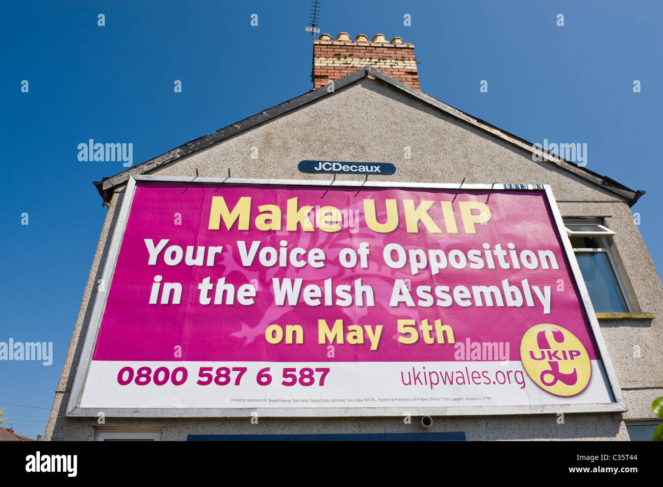 La pubblicità tramite Affissioni JCDecaux sulla parete laterale del sito casa annuncio pubblicitario per il UKIP partito politico in Welsh Assembly elezioni Foto Stock