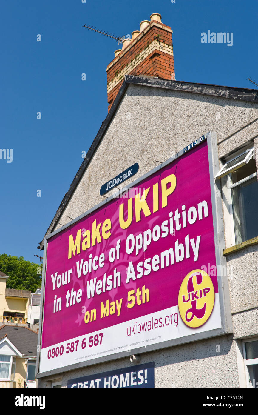 La pubblicità tramite Affissioni JCDecaux sulla parete laterale del sito casa annuncio pubblicitario per il UKIP partito politico in Welsh Assembly elezioni Foto Stock