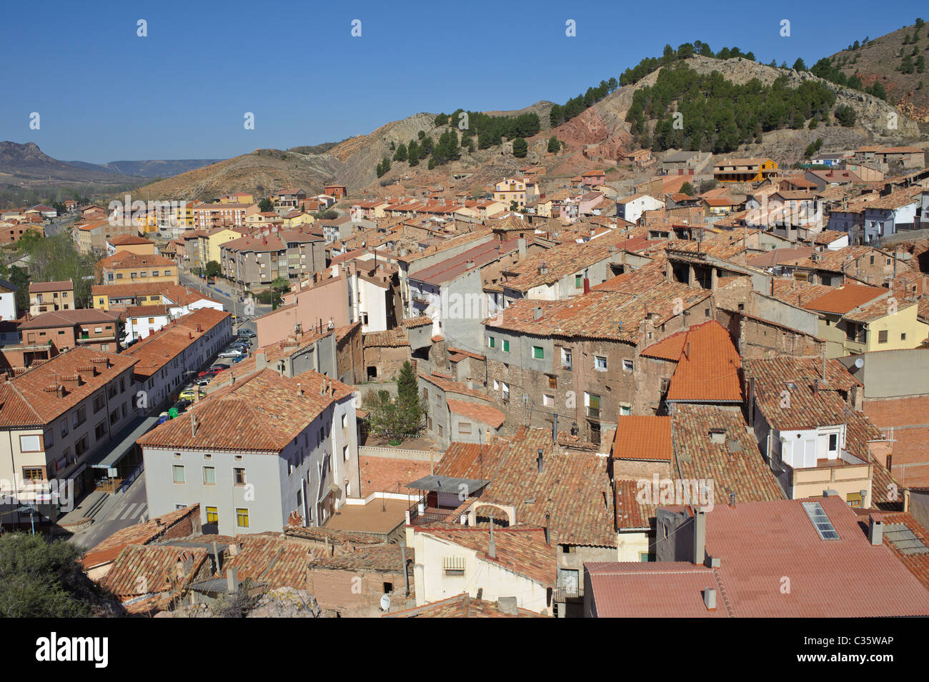 Una città mineraria nella provincia di Teruel con tetti di tegole rosse Foto Stock