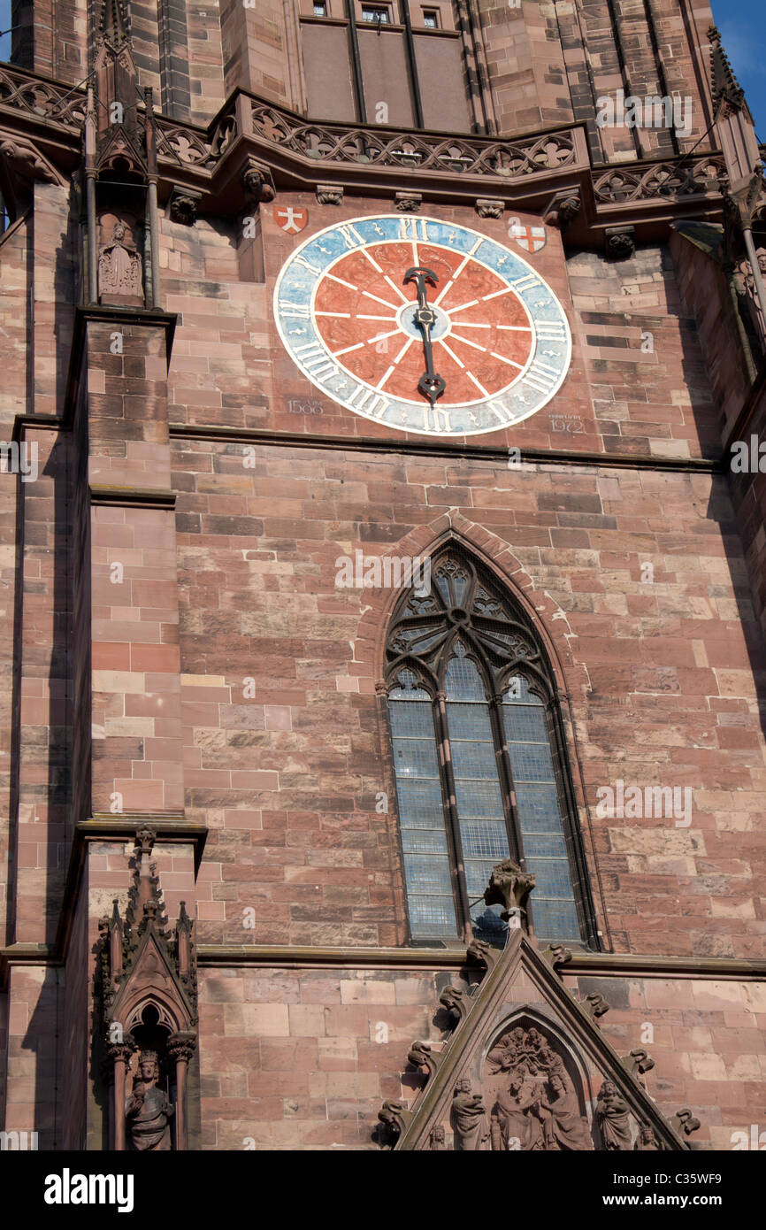 Orologio sulla facciata di Friburgo Munster cattedrale in Münster Platz, la piazza della Cattedrale di Friburgo, Germania Foto Stock