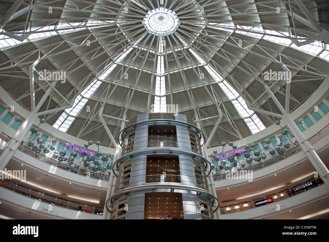 Il futuristico interno di shopping mall, Torri Petronas di Kuala Lumpur 2 Foto Stock