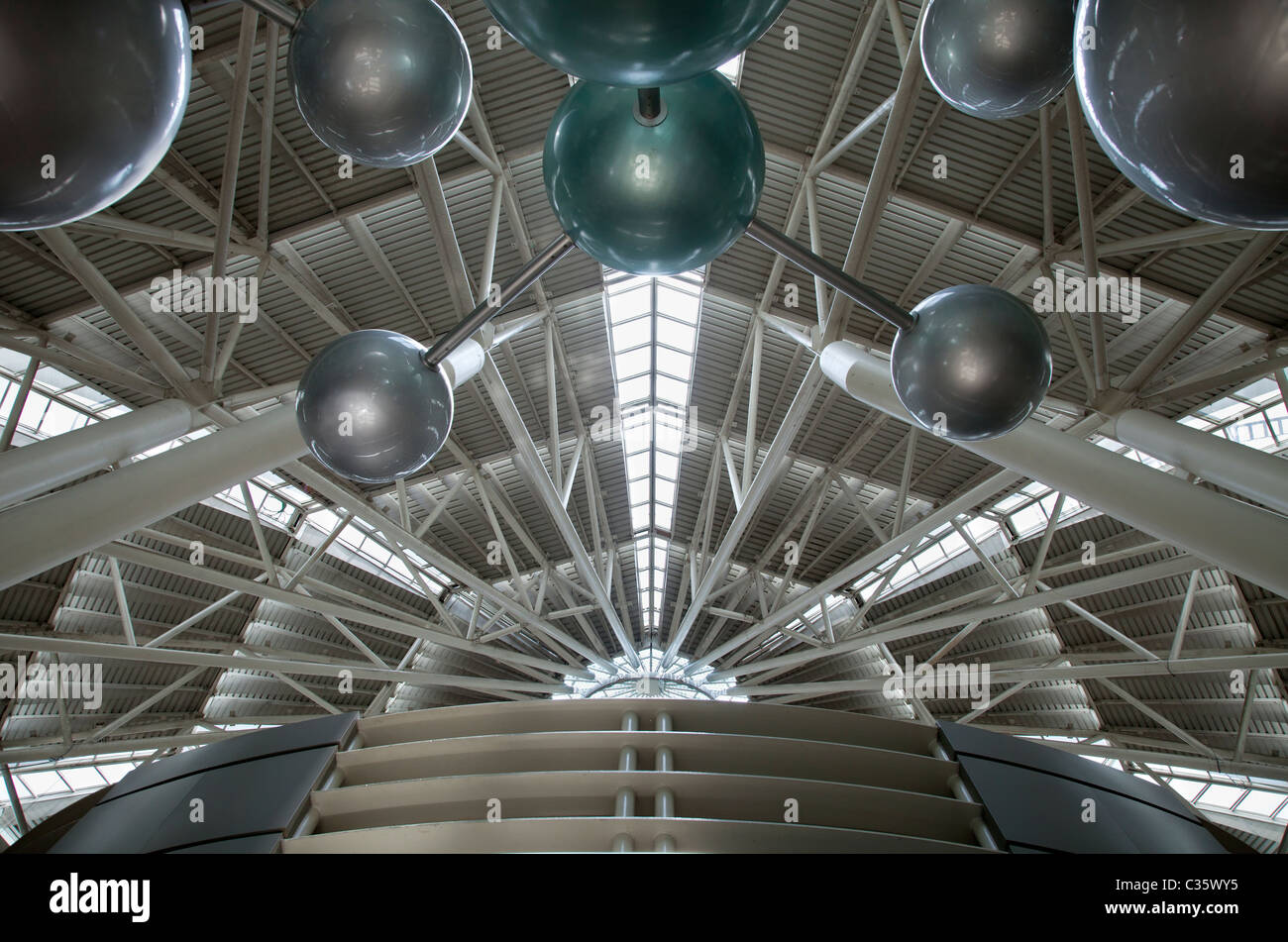 Il futuristico interno di shopping mall, Torri Petronas di Kuala Lumpur 5 Foto Stock