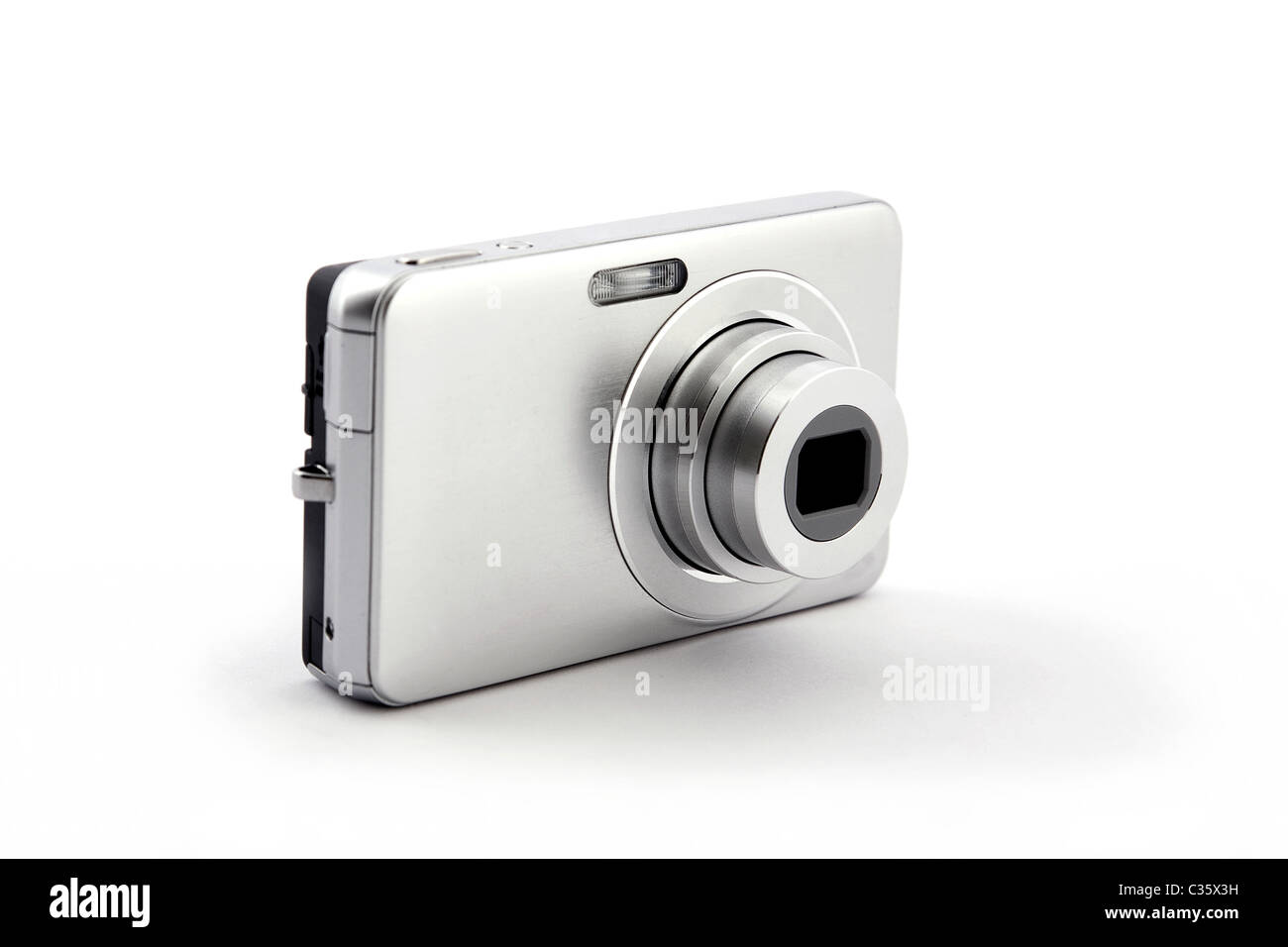 Argento digitale compatta fotocamera foto isolato su sfondo bianco Foto Stock