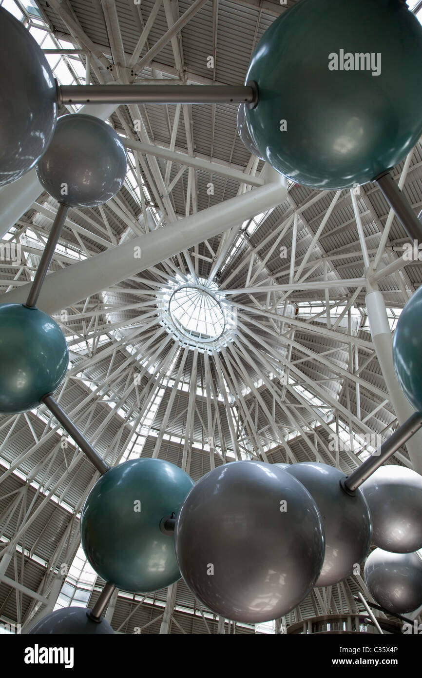 Il futuristico interno di shopping mall, Torri Petronas di Kuala Lumpur 8 Foto Stock