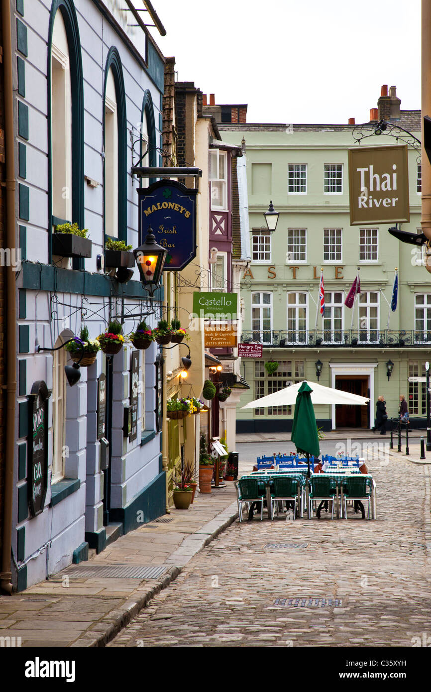 Church Lane, una piccola strada di ciottoli di bar,ristoranti e caffetterie in Windsor, Berkshire, Inghilterra, Regno Unito Foto Stock