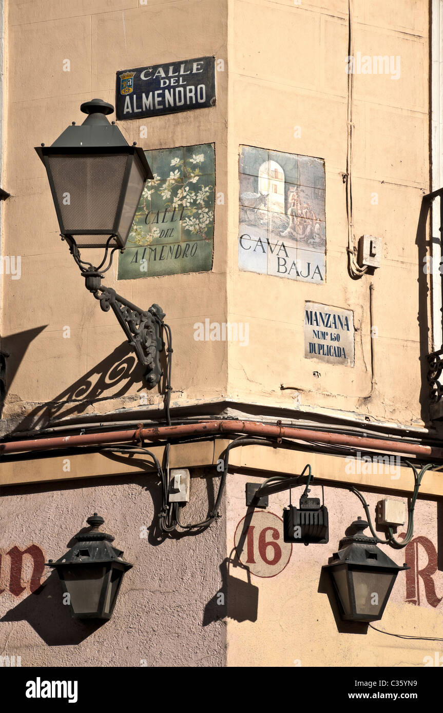 La vecchia strada luci e segni sulla giunzione di Calle del Almendro e Cava Baja nel quartiere La Latina di Madrid vecchia, Spagna. Foto Stock