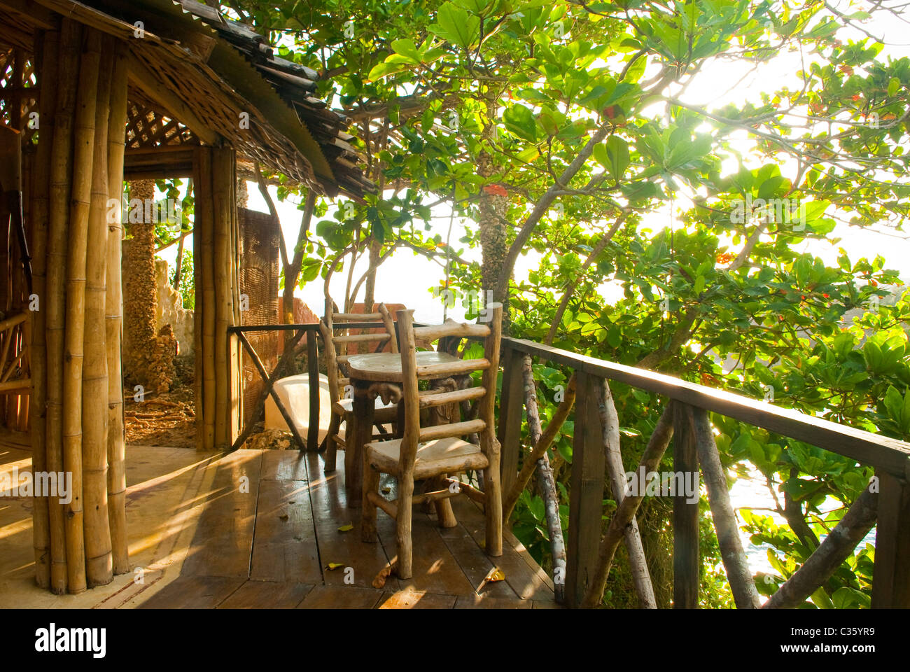 Vista del ponte in Fig Tree House capanna a Capanne di grande eco-villaggio di di ispirazione Africana di capanne vicino a Boston Bay, Portland, Giamaica Foto Stock